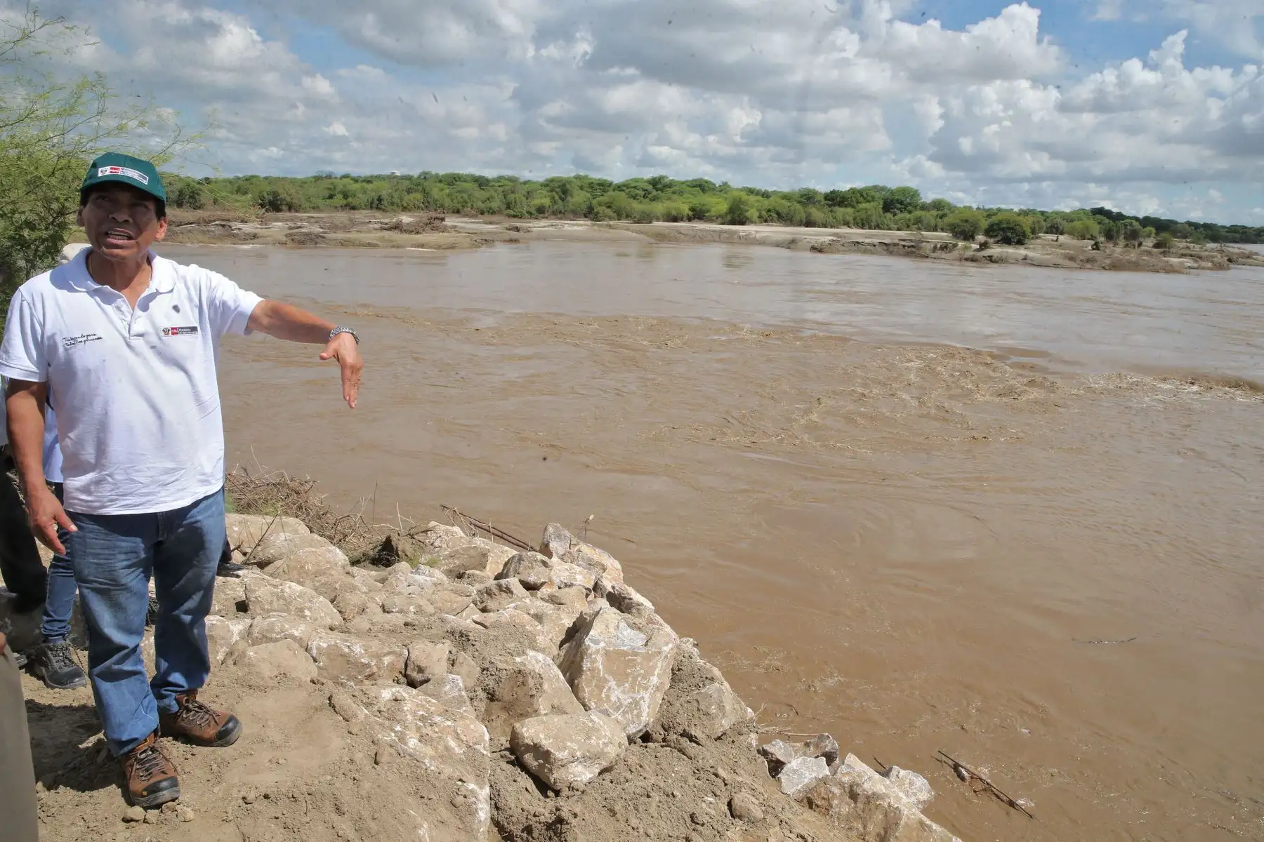 PIURA,PERÚ -MARZO 16. Ministro de Agricultura José Hernández Inspecciona trabajos de descolmatación del río Piura.Foto: ANDINA/Vidal Tarqui