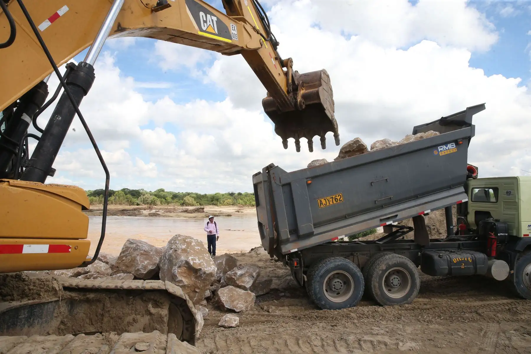 PIURA,PERÚ -MARZO 16. Ministro de Agricultura José Hernández Inspecciona trabajos de descolmatación del río Piura.Foto: ANDINA/Vidal Tarqui