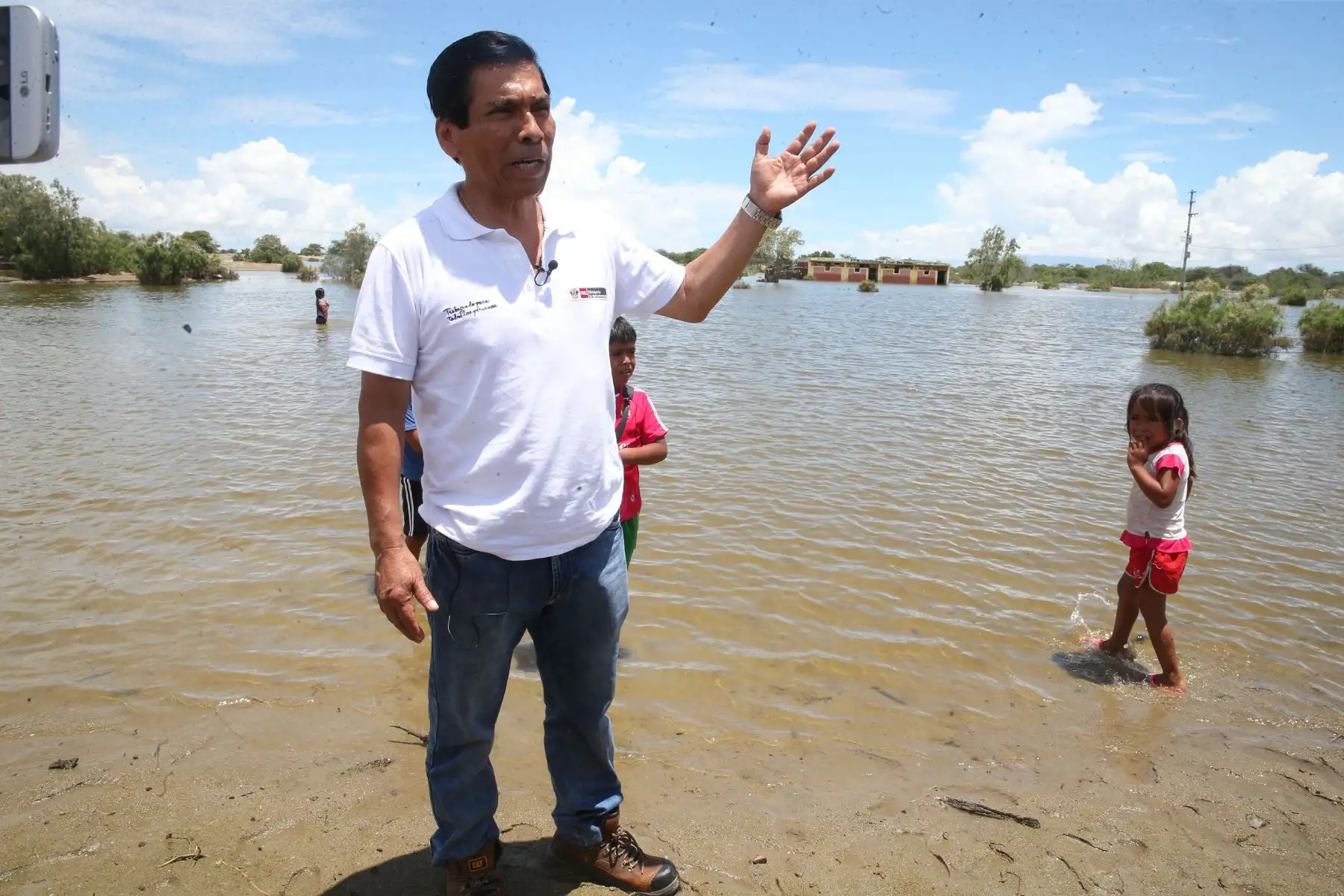 PIURA,PERÚ -MARZO 16. Ministro de Agricultura José Hernández inspecciona lugares afectados por la lluvia caserio Chutuque  distrito de Cristo Novalga provincia de Sechura. Foto: ANDINA/Vidal Tarqui
