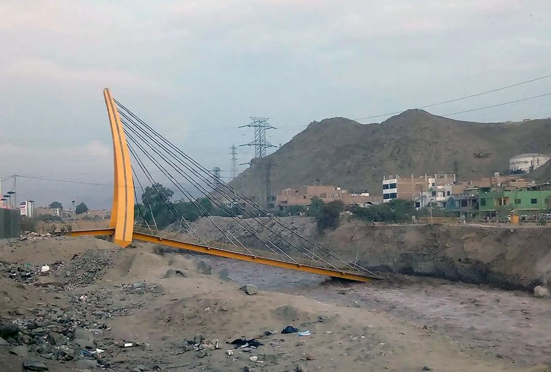Se desploma puente peatonal que cruza el río Rímac en San Juan de Lurigancho. Foto: Cortesía/ Ricardo Francia