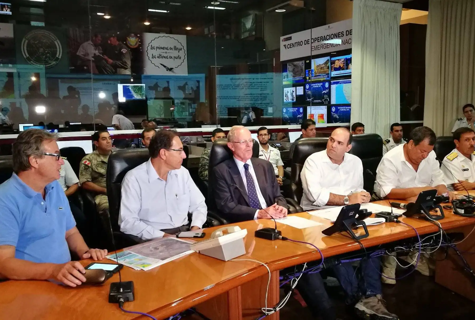 El jefe del Estado, Pedro Pablo Kuczynski, recibe el reporte tecnico del Centro de Operaciones de Emergencia Nacional (COEN).Foto: ANDINA/ Dante Zegarra