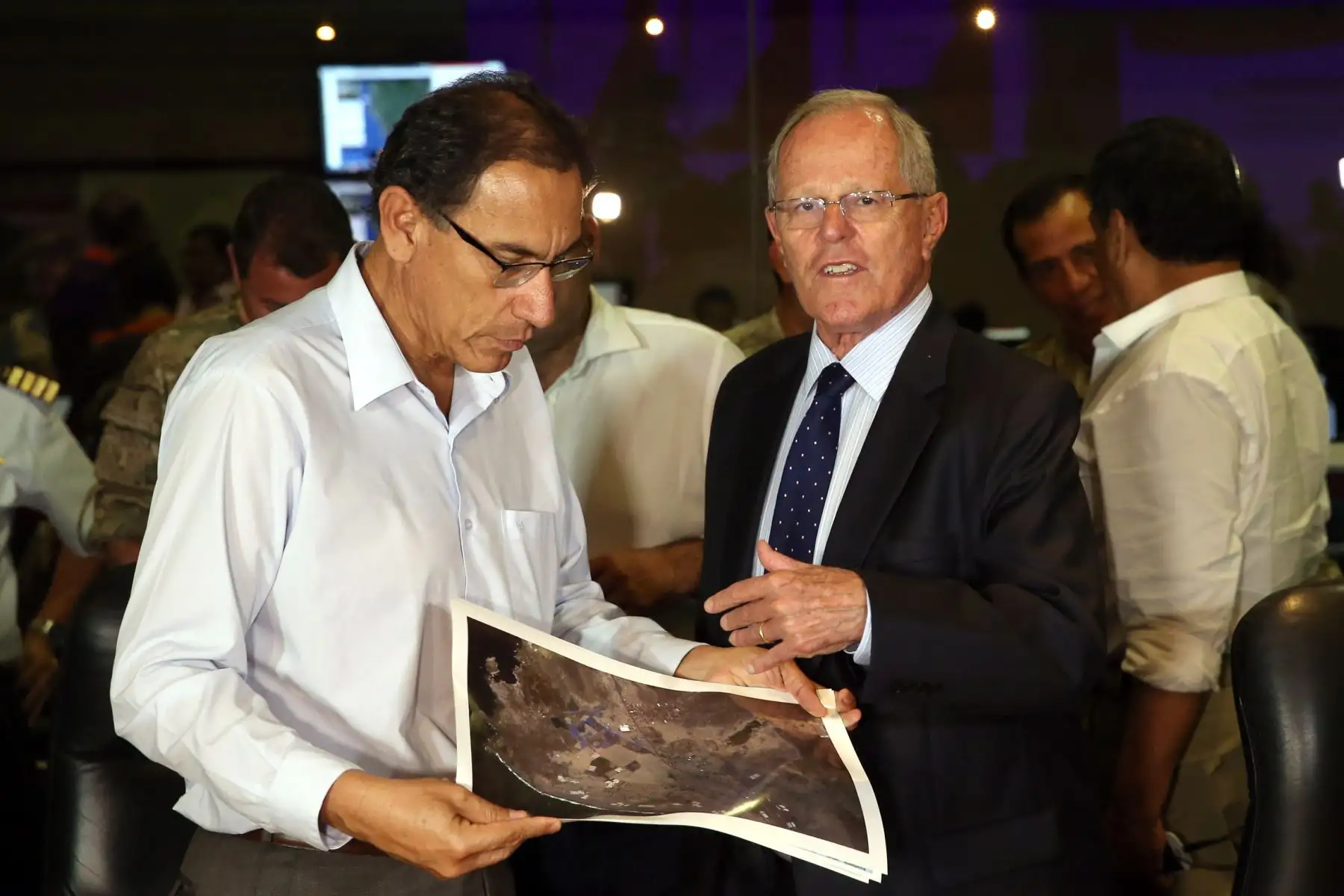 El jefe del Estado, Pedro Pablo Kuczynski, recibe el reporte tecnico del Centro de Operaciones de Emergencia Nacional (COEN).Foto: ANDINA/ Dante Zegarra