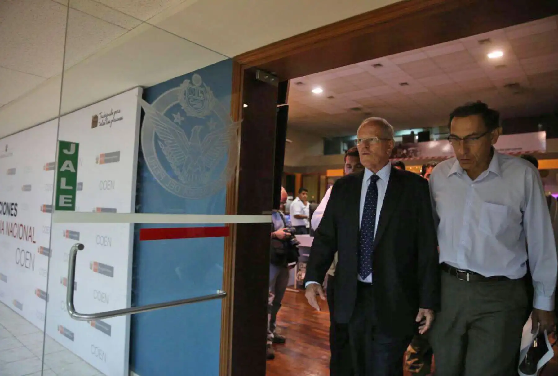 El jefe del Estado, Pedro Pablo Kuczynski, recibe el reporte tecnico del Centro de Operaciones de Emergencia Nacional (COEN).Foto: ANDINA/Prensa Presidencia