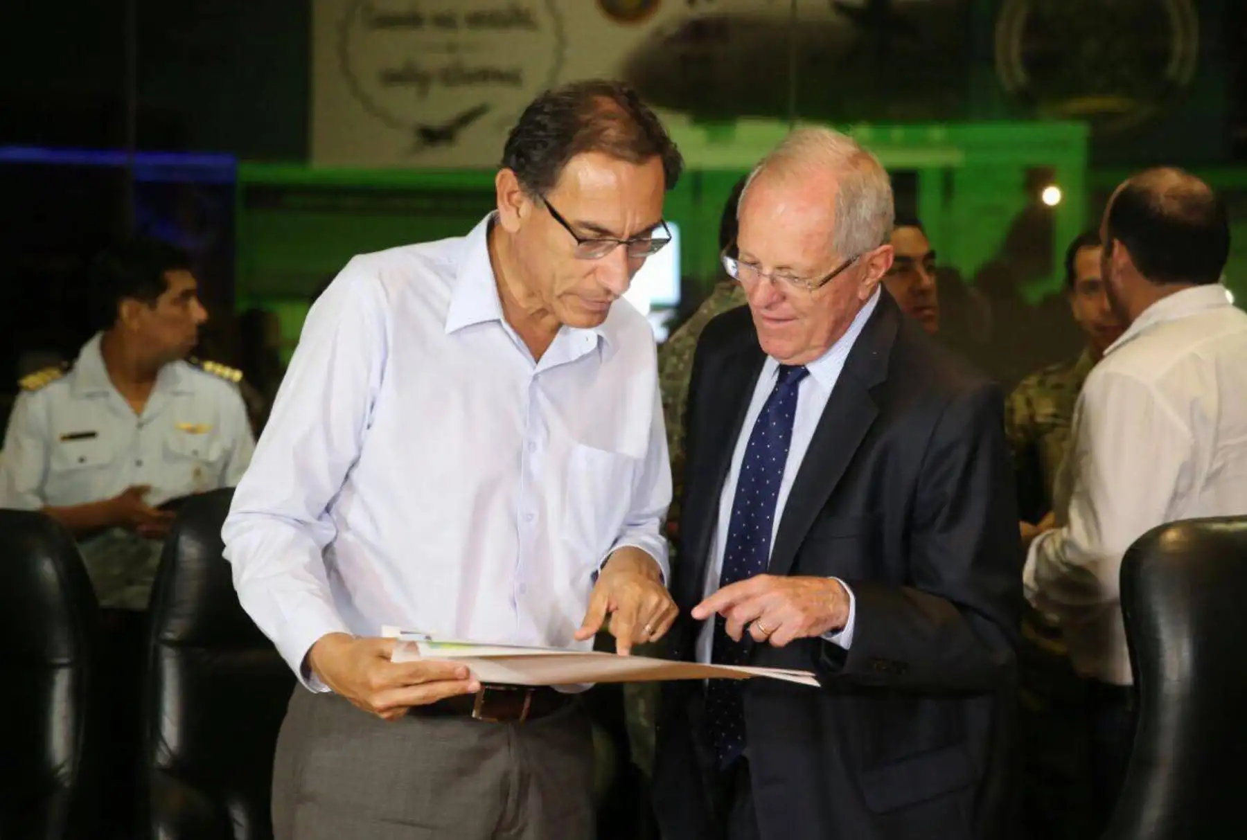 El jefe del Estado, Pedro Pablo Kuczynski, recibe el reporte tecnico del Centro de Operaciones de Emergencia Nacional (COEN).Foto: ANDINA/Prensa Presidencia