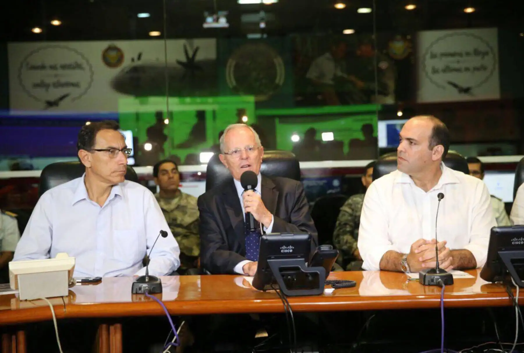 El jefe del Estado, Pedro Pablo Kuczynski, recibe el reporte tecnico del Centro de Operaciones de Emergencia Nacional (COEN).Foto: ANDINA/Prensa Presidencia