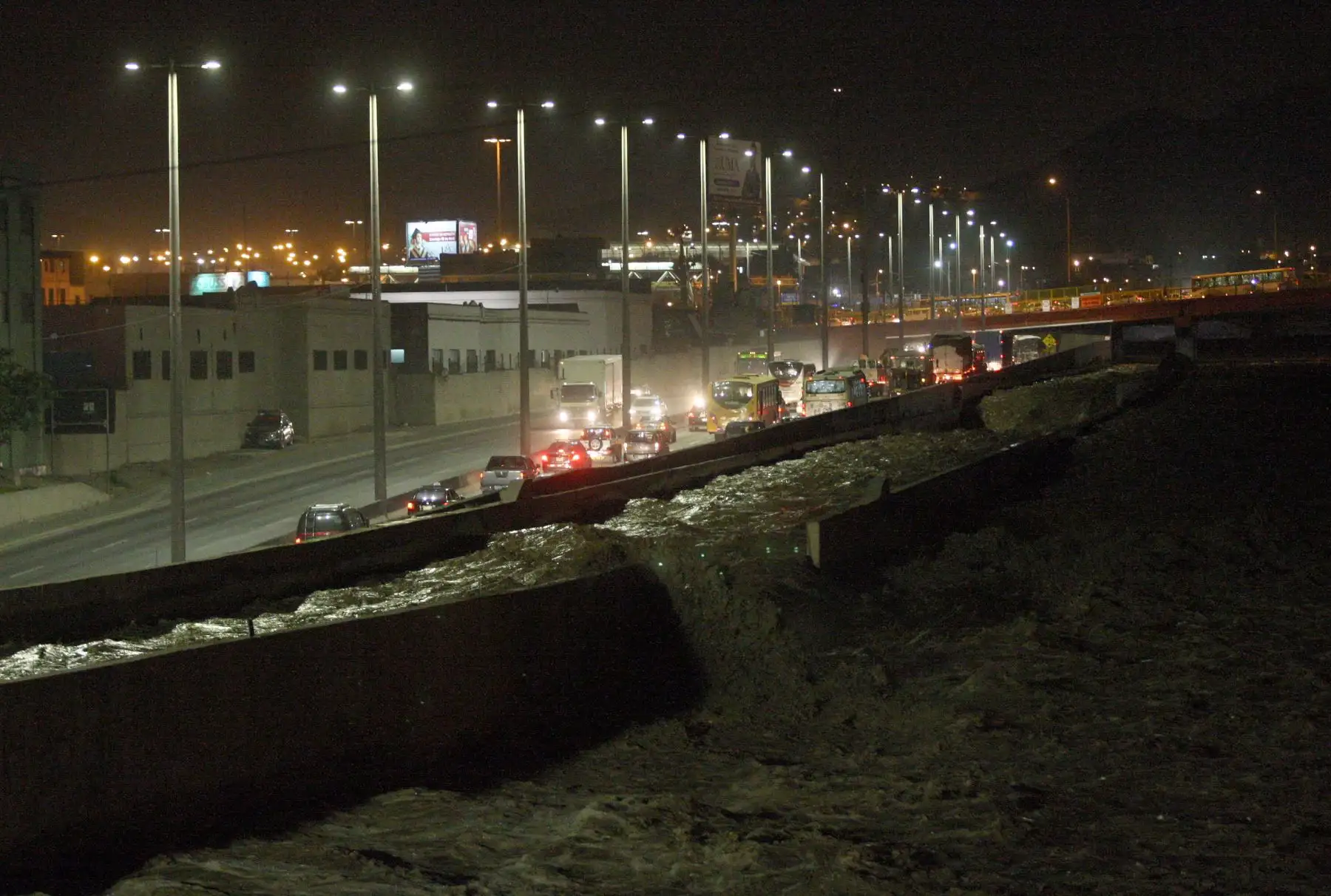 LIMA,PERÚ-MARZO 16. Creciente caudal del río Rimac a la altura del puente Trujillo.Foto: ANDINA/Jhony Laurente