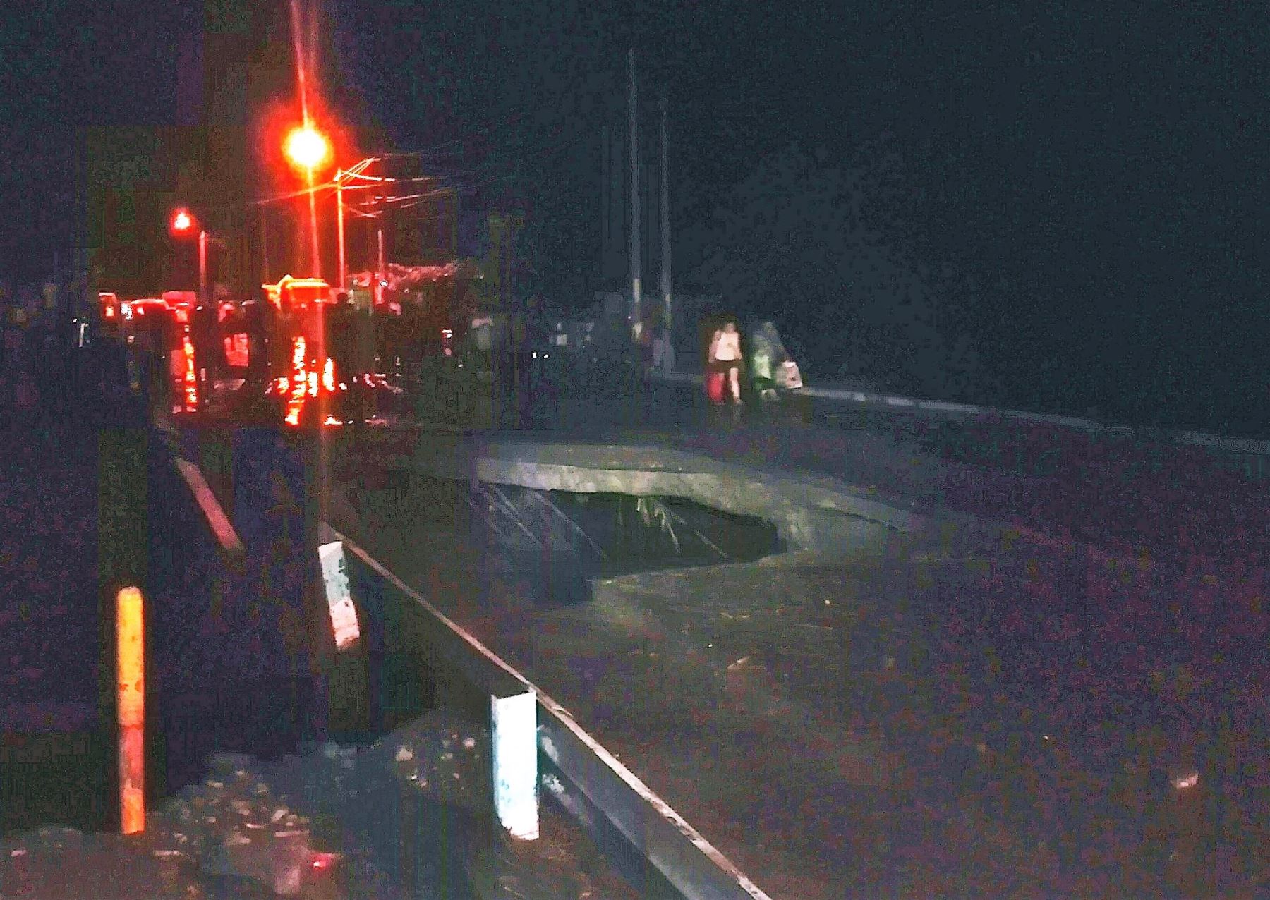 Río Casma se desborda y provoca colapso de puente Sechín anoche. ANDINA