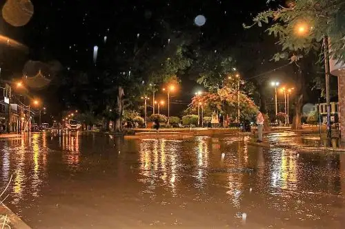 Río Casma se desborda y provoca colapso de puente Sechín anoche. ANDINA