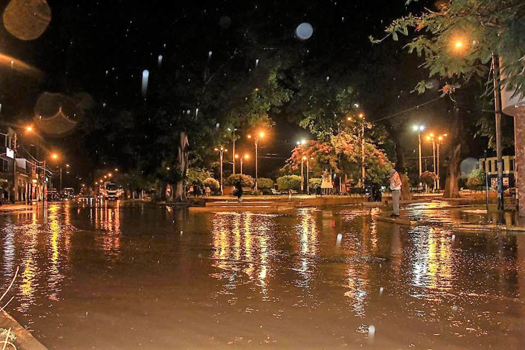 Río Casma se desborda y provoca colapso de puente Sechín anoche. ANDINA