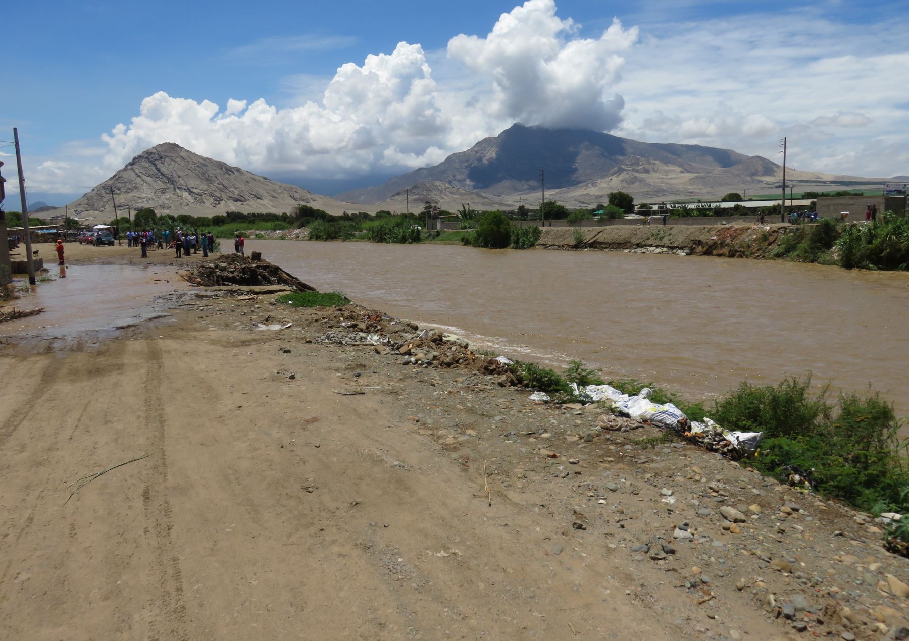 Autoridades del Minam y del Minem coordinan acciones para solucionar la contaminación del río Moche, región La Libertad. ANDINA