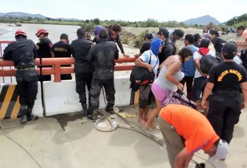 Policía rescata a ocho personas que se encontraban aisladas en Casma