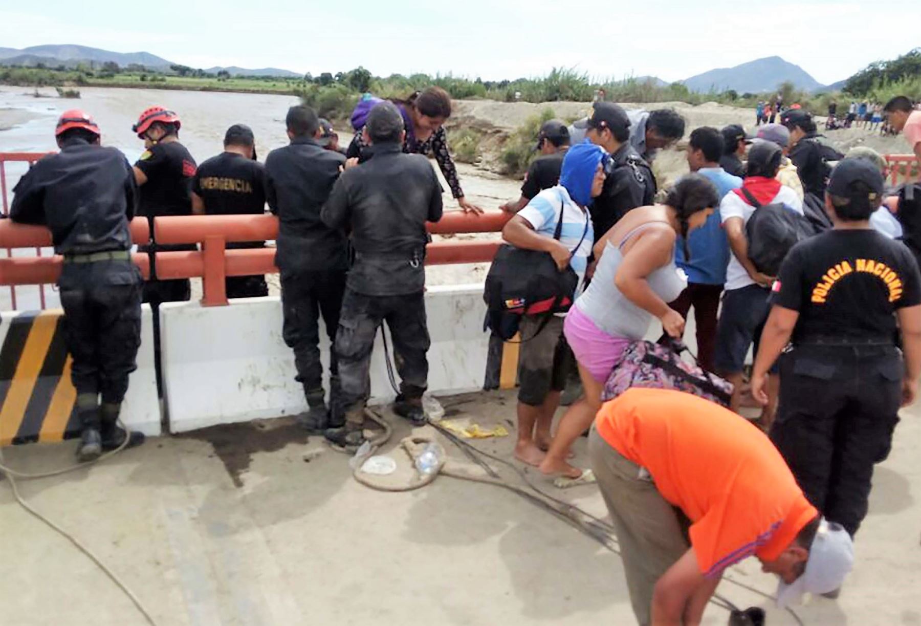 Policía rescata a ocho personas que se encontraban aisladas en Casma