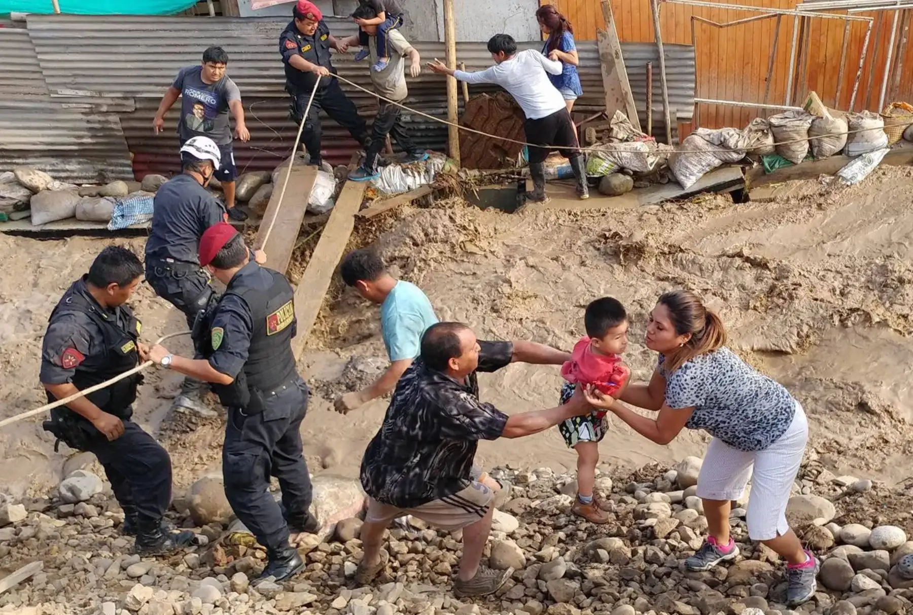Nuevo desborde de río Huaycoloro inunda viviendas y avenidas de San Juan de Lurigancho. Foto: ANDINA/ Juan Carlos Guzman