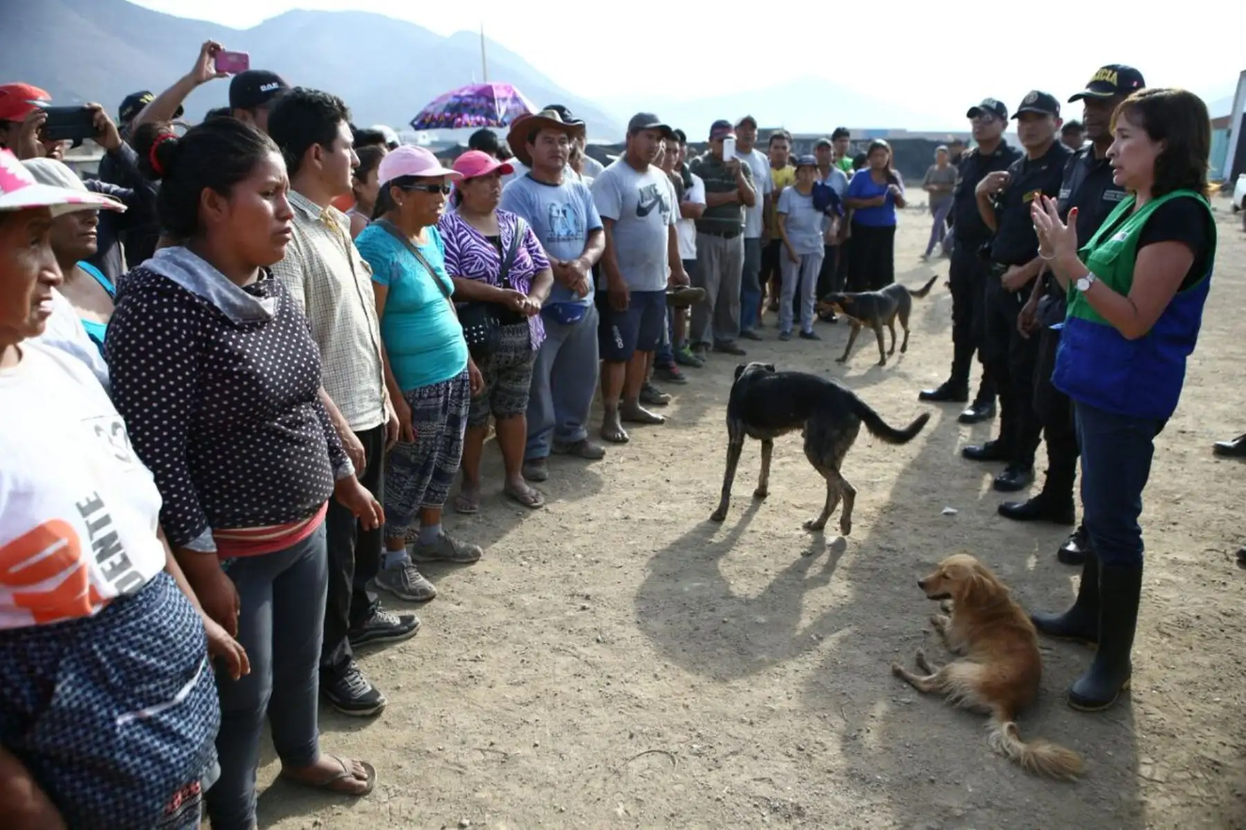 Ministra del Ambiente, Elsa Galarza, dialoga con damnificados por huaicos en Punta Hermosa.Foto: ANDINA/Difusión