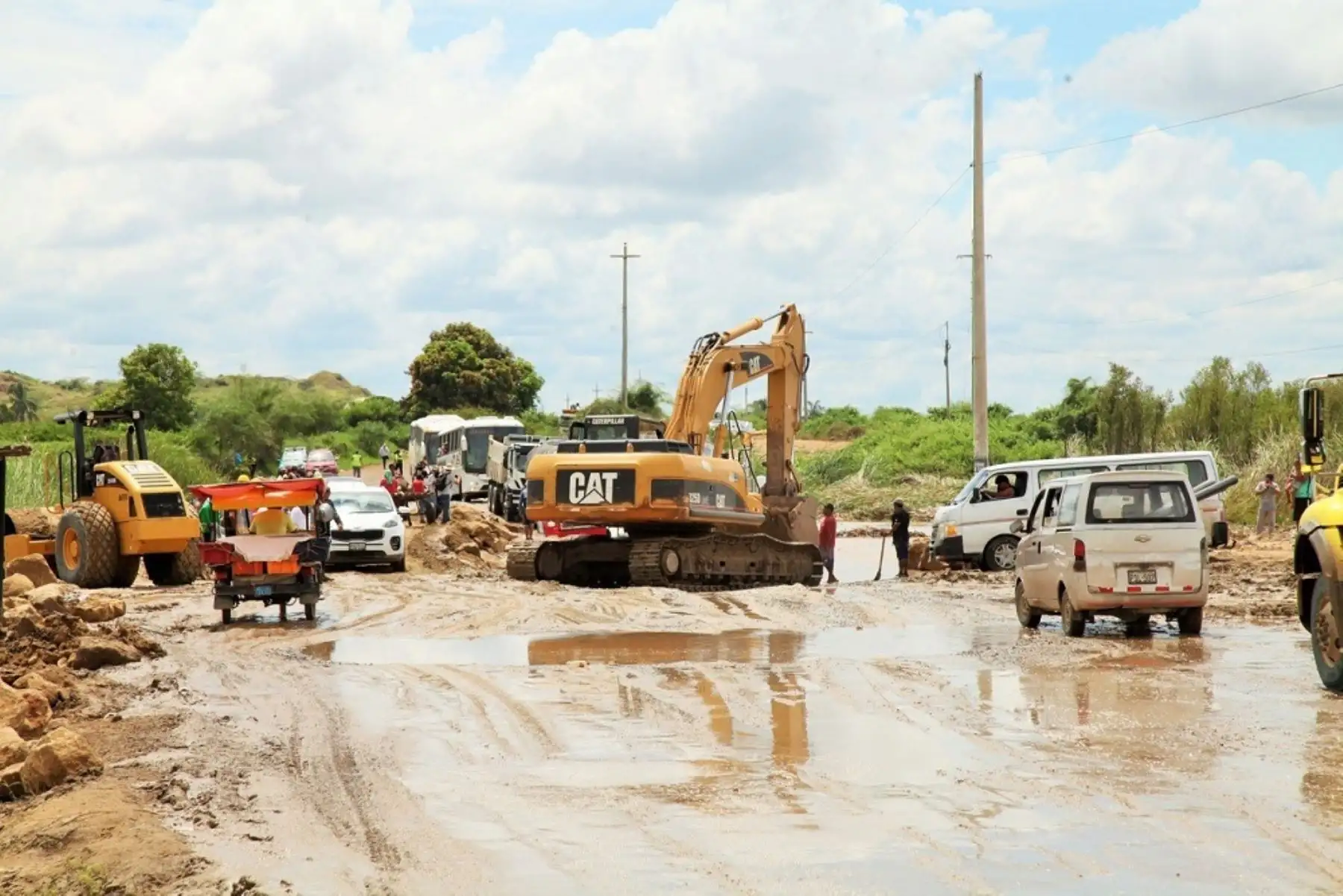 El Ministerio de Transportes y Comunicaciones (MTC), a través de Provías Nacional, ha movilizado entre febrero y lo que va de marzo de este año un total de 227 equipos en todo el país para recuperar vías y puentes afectados por huaicos, inundaciones, deslizamientos y otros desastres provocados por las torrenciales lluvias.Foto: ANDINA/Difusión