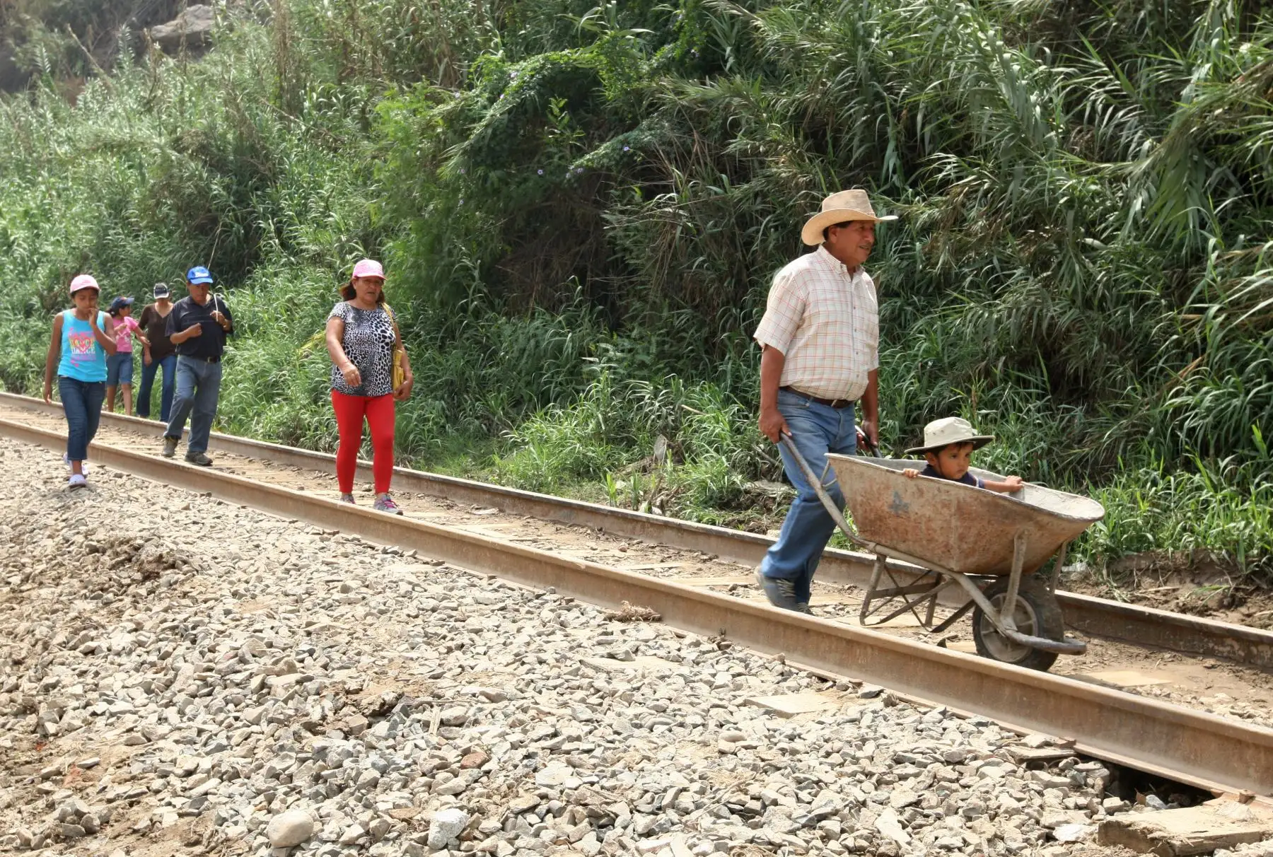 LIMA PERÚ, MARZO 17. Pista a la altura de  Quebrada California en Chosica colapsa tras aumento del caudal del río.  Foto: ANDINA/Melina Mejía