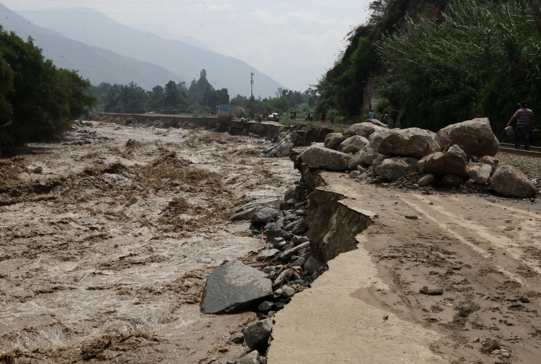 LIMA PERÚ, MARZO 17. Pista a la altura de  Quebrada California en Chosica colapsa tras aumento del caudal del río.  Foto: ANDINA/Melina Mejía
