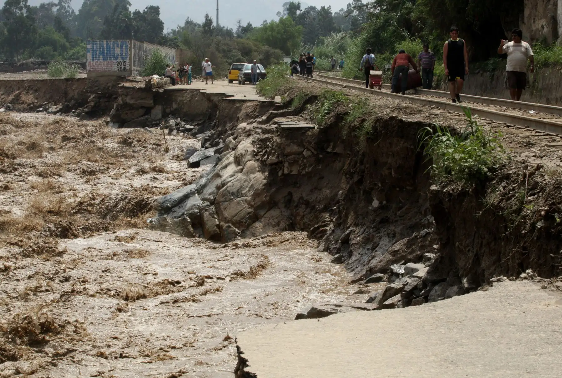 LIMA PERÚ, MARZO 17. Pista a la altura de  Quebrada California en Chosica colapsa tras aumento del caudal del río.  Foto: ANDINA/Melina Mejía