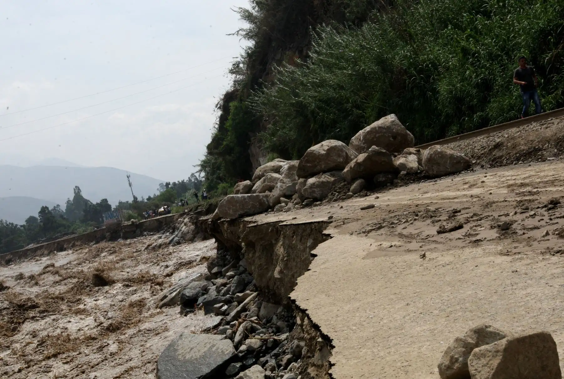 LIMA PERÚ, MARZO 17. Pista a la altura de  Quebrada California en Chosica colapsa tras aumento del caudal del río.  Foto: ANDINA/Melina Mejía