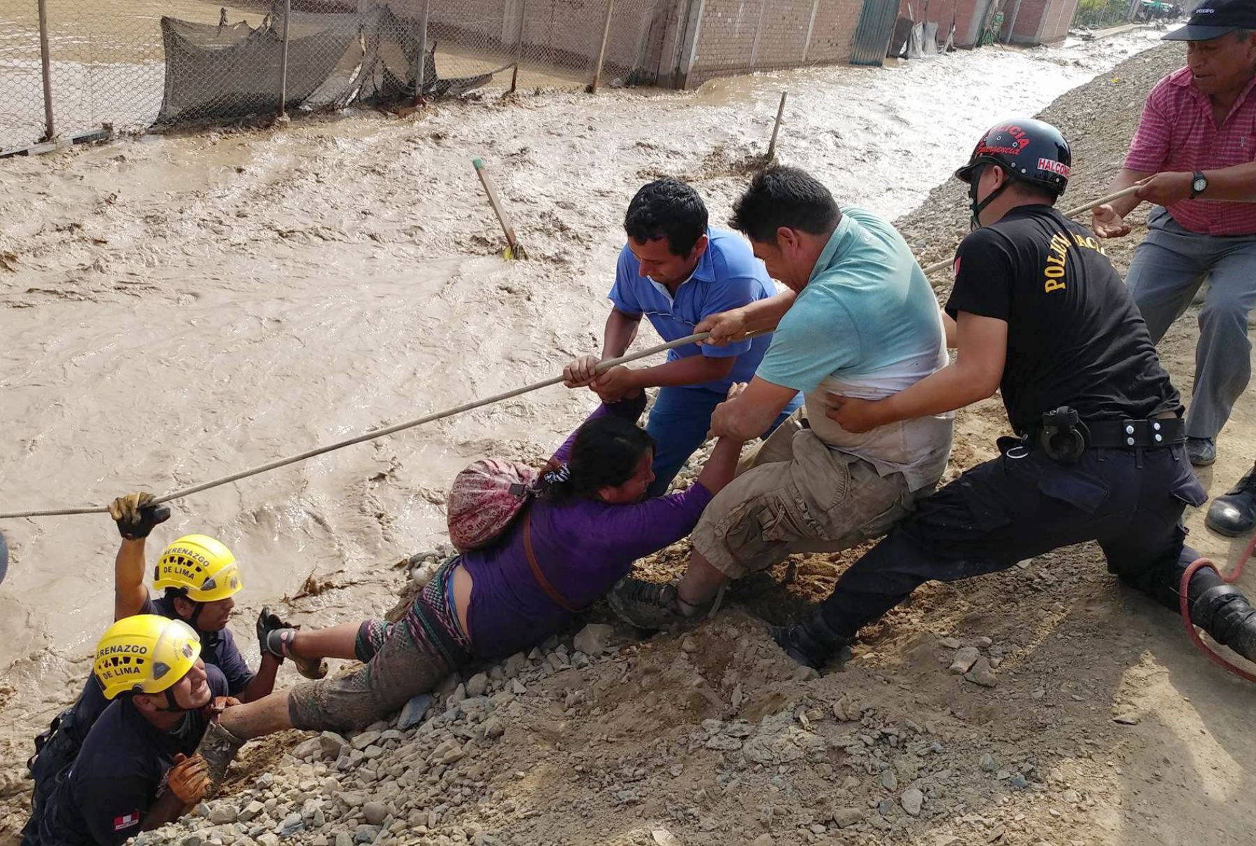 LIMA PERÚ, MARZO 17.Rescate de personas por nuevo desborde del  río   Rímac inmunda viviendas y avenidas en Carapongo. Foto: ANDINA/ Juan Carlos Guzman