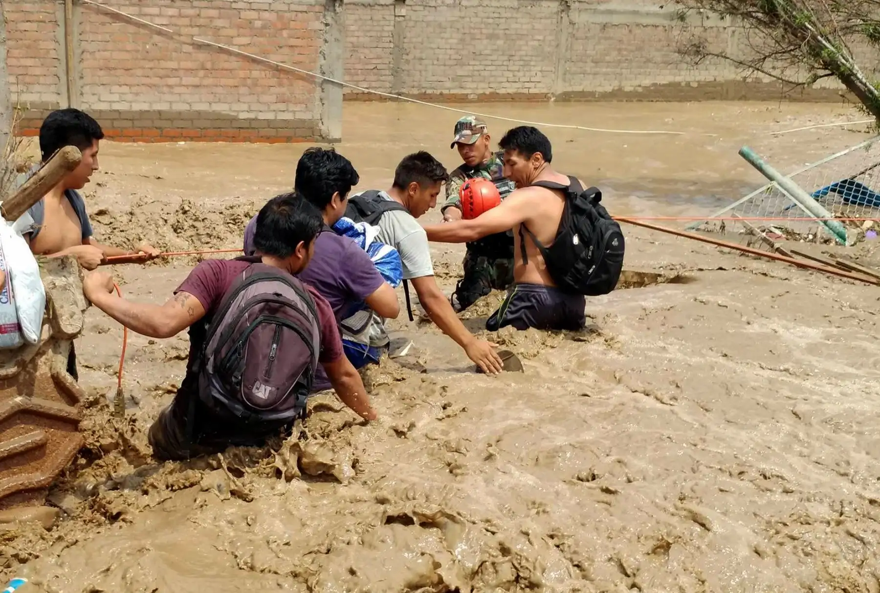 LIMA PERÚ, MARZO 17.Rescate de personas por nuevo desborde del  río   Rímac inmunda viviendas y avenidas en Carapongo. Foto: ANDINA/ Juan Carlos Guzman
