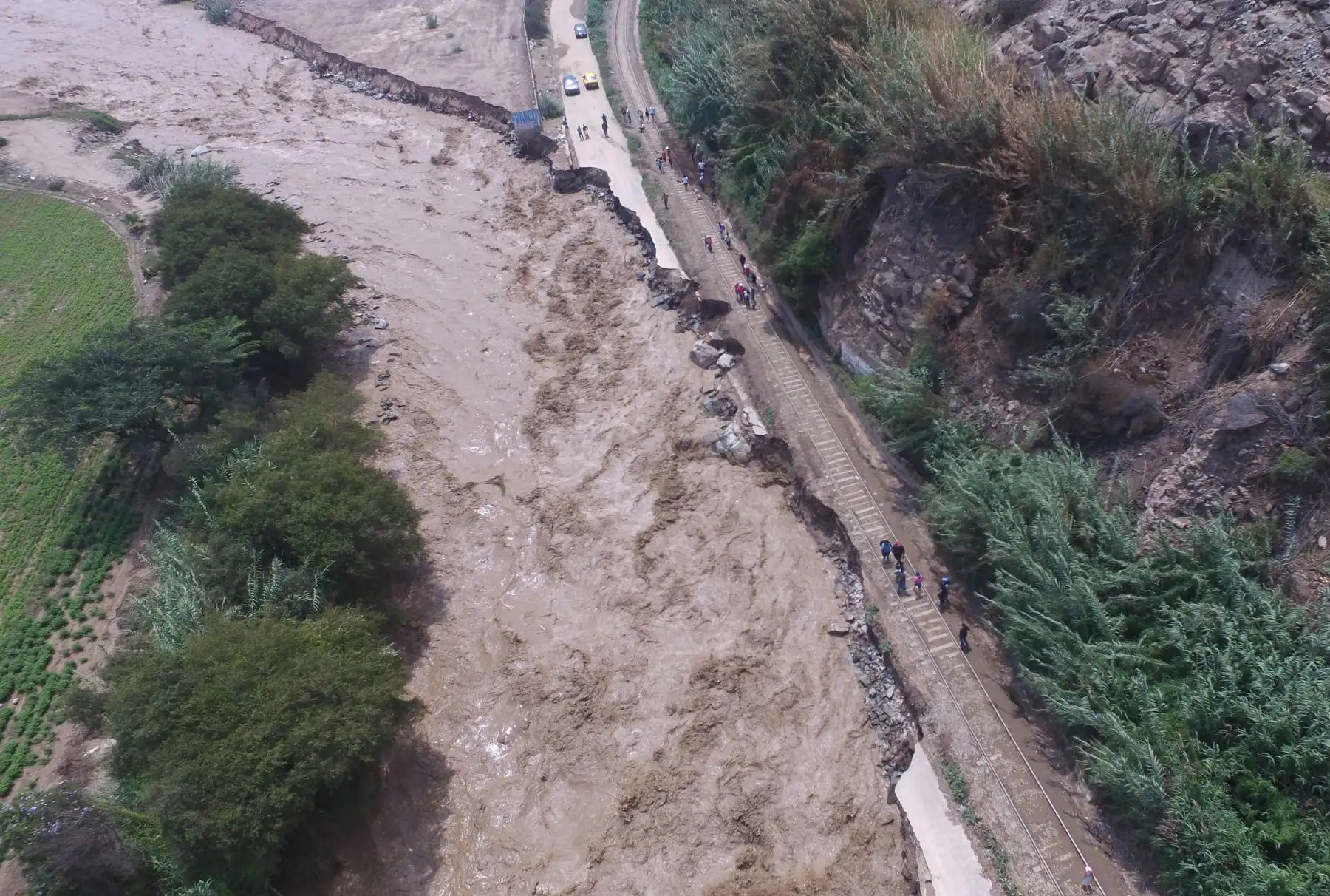 LIMA PERÚ, MARZO 17. Pista a la altura de  Quebrada California en Chosica colapsa tras aumento del caudal del río. Foto: ANDINA/Vidal Tarqui