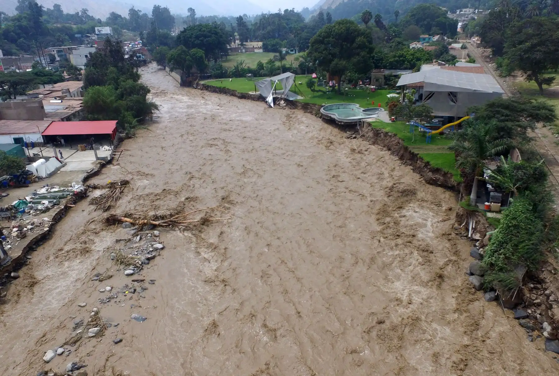 LIMA PERÚ, MARZO 17. Pista a la altura de  Quebrada California en Chosica colapsa tras aumento del caudal del río. Foto: ANDINA/Vidal Tarqui