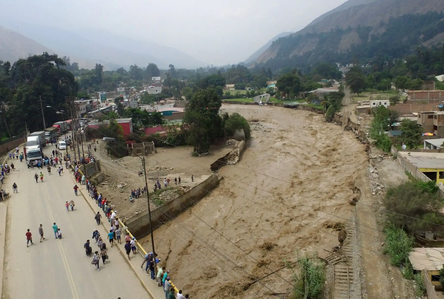 LIMA PERÚ, MARZO 17. Puente los Angeles, altura de  Quebrada California en Chosica colapsa tras aumento del caudal del río. Foto: ANDINA/Vidal Tarqui