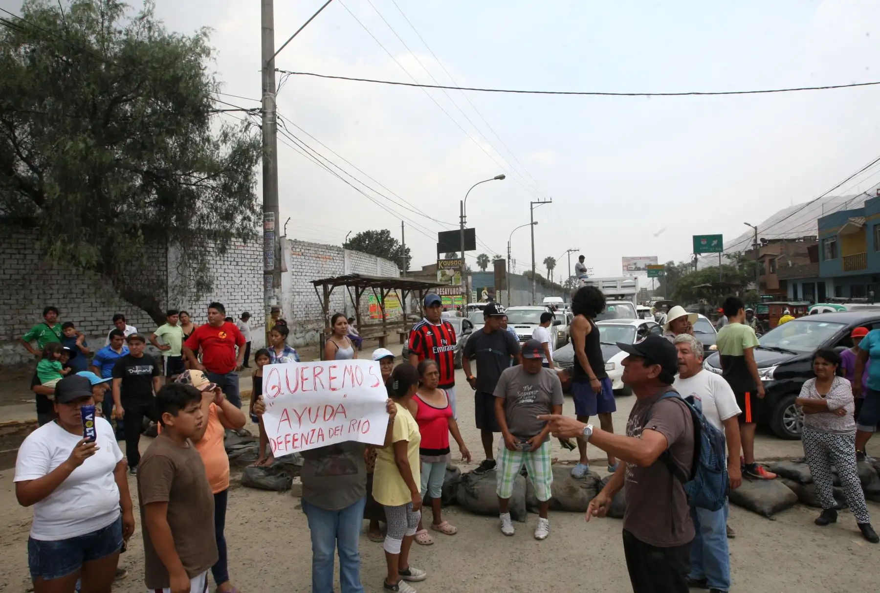 LIMA PERÚ, MARZO 17. Pobladores de Chosica bloquean carretera central a la altura del Puente Los Angeles, en reclamo de atención a sus zonas. Foto: ANDINA/Melina Mejía