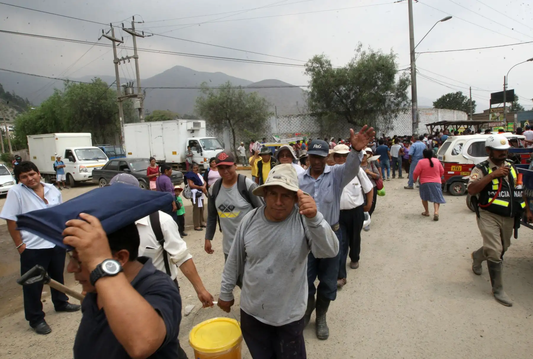 LIMA PERÚ, MARZO 17. Pobladores de Chosica bloquean carretera central a la altura del Puente Los Angeles, en reclamo de atención a sus zonas. Foto: ANDINA/Melina Mejía