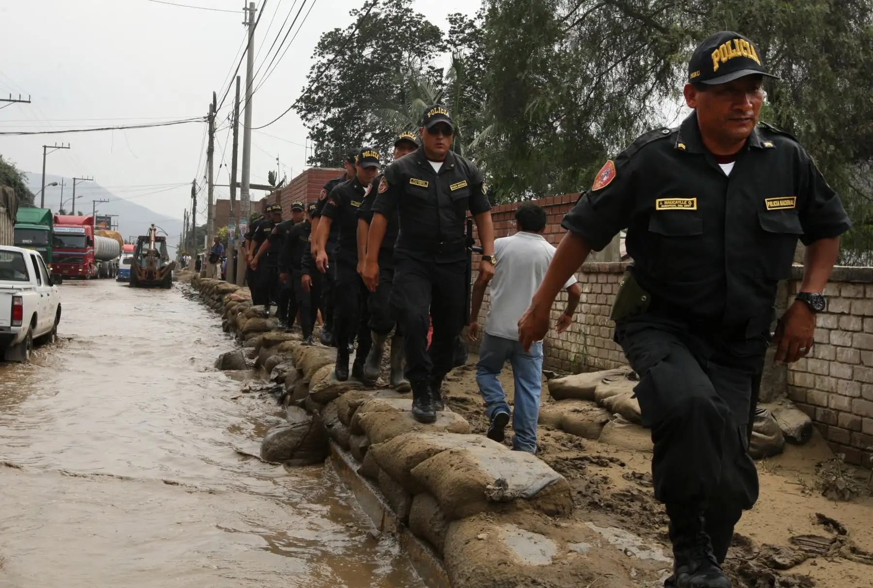 LIMA PERÚ, MARZO 17. Pobladores de Chosica bloquean carretera central a la altura del Puente Los Angeles, en reclamo de atención a sus zonas. Foto: ANDINA/Melina Mejía