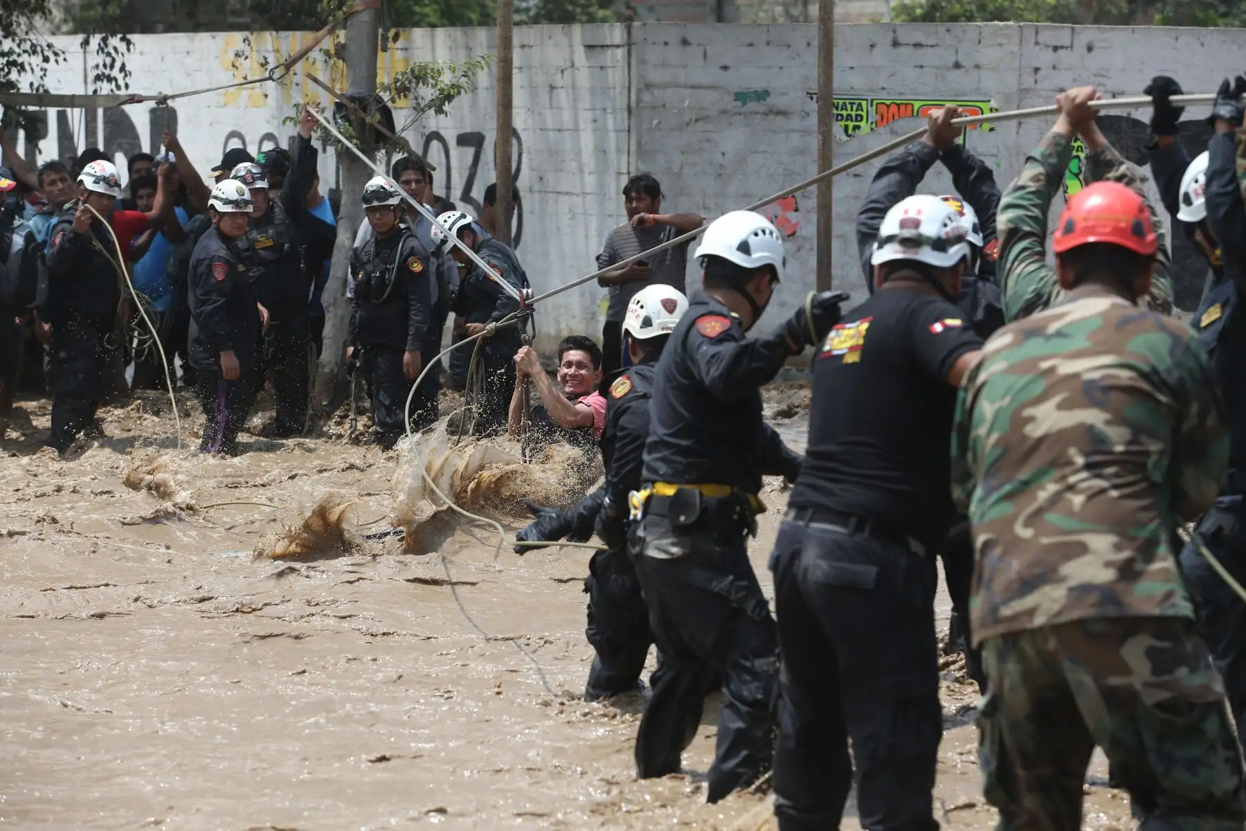 LIMA, PERÚ - MARZO 17. Policía Nacional y el Serenazgo de Lima realizan labores de rescate en la zona de Carapongo ante el desborde del Río Rímac.

Foto: ANDINA/Juan Carlos Guzmán Negrini.
