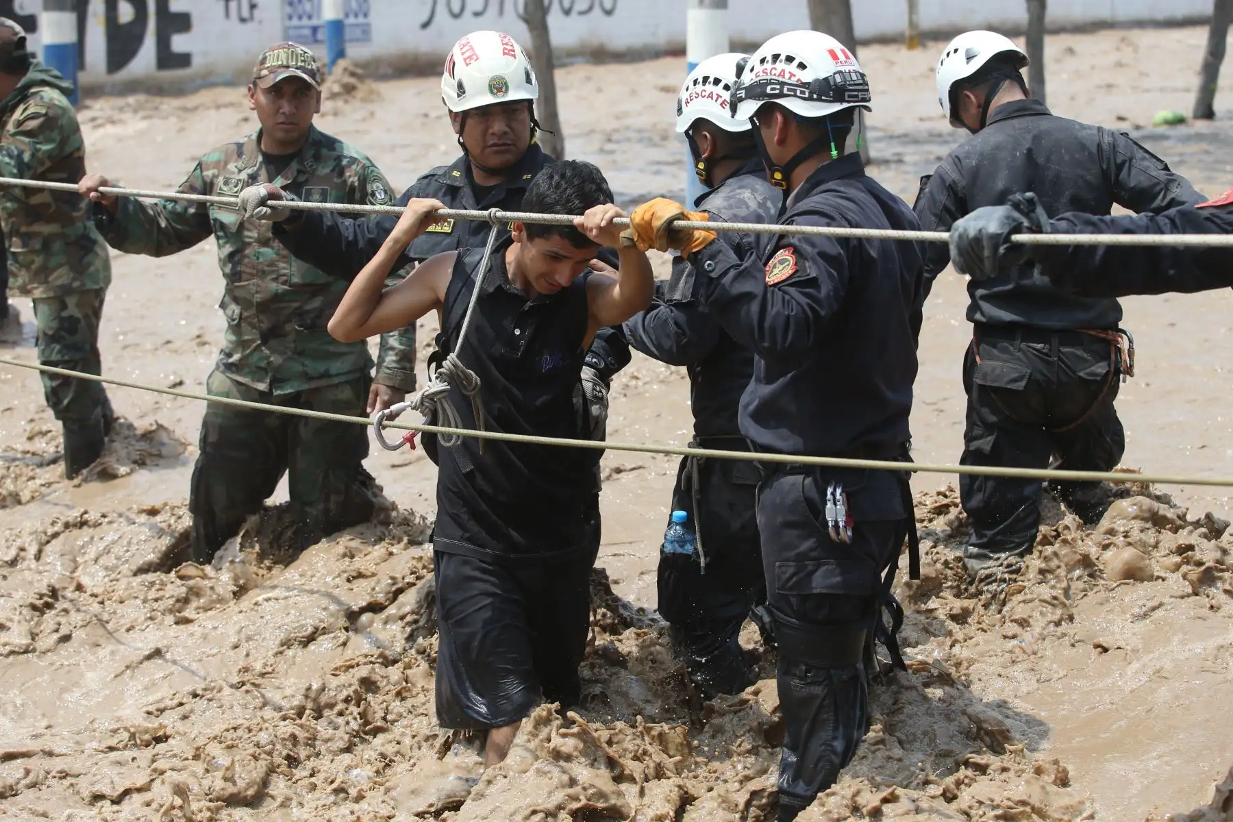 LIMA, PERÚ - MARZO 17. Policía Nacional y el Serenazgo de Lima realizan labores de rescate en la zona de Carapongo ante el desborde del Río Rímac.

Foto: ANDINA/Juan Carlos Guzmán Negrini.