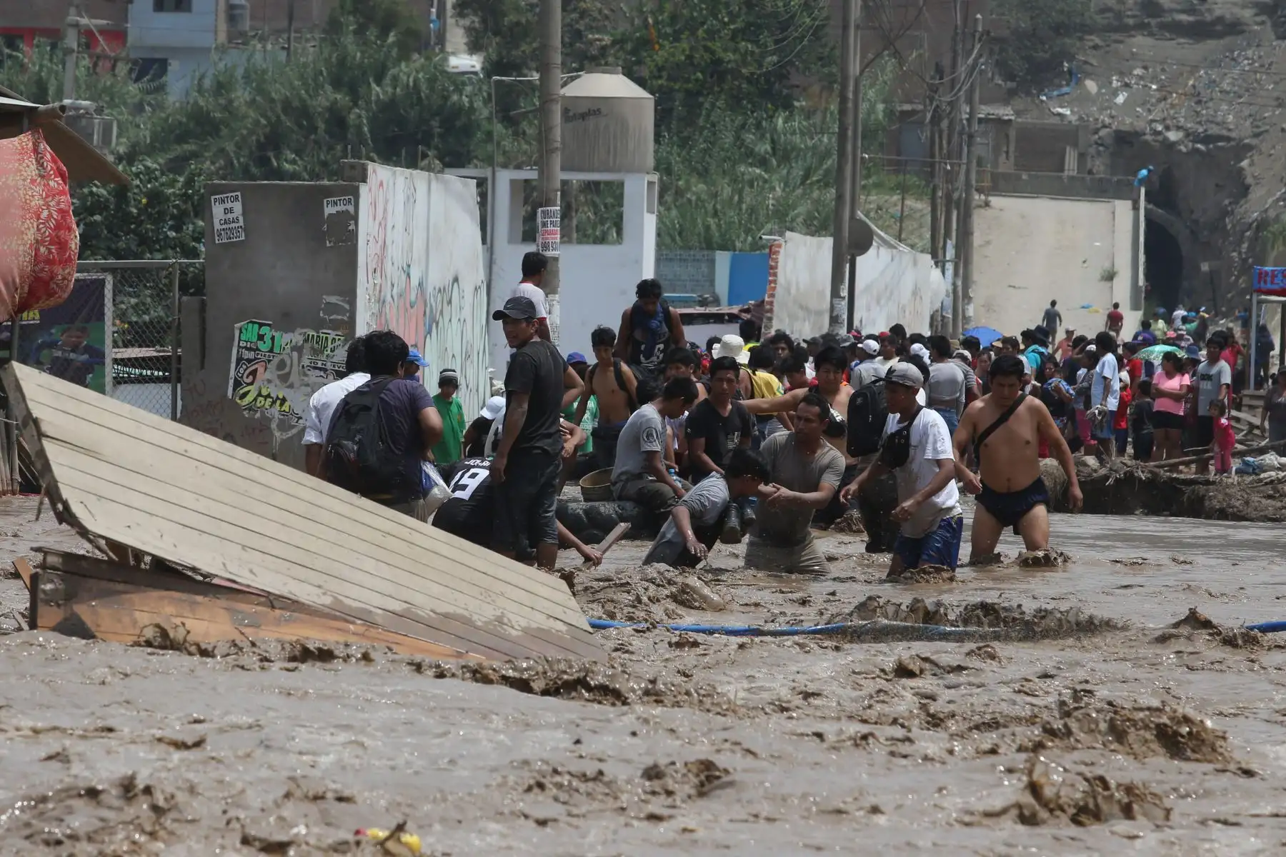 LIMA, PERÚ - MARZO 17. Pobladores de Carapongo afectados por el desborde del Río Rímac.

Foto: ANDINA/Juan Carlos Guzmán Negrini.