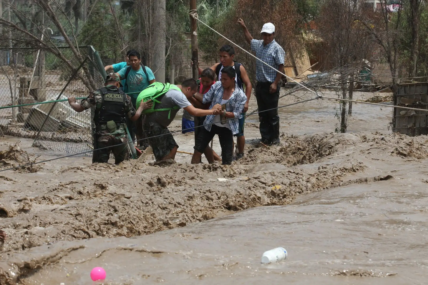 LIMA, PERÚ - MARZO 17. Pobladores de Carapongo afectados por el desborde del Río Rímac.

Foto: ANDINA/Juan Carlos Guzmán Negrini.