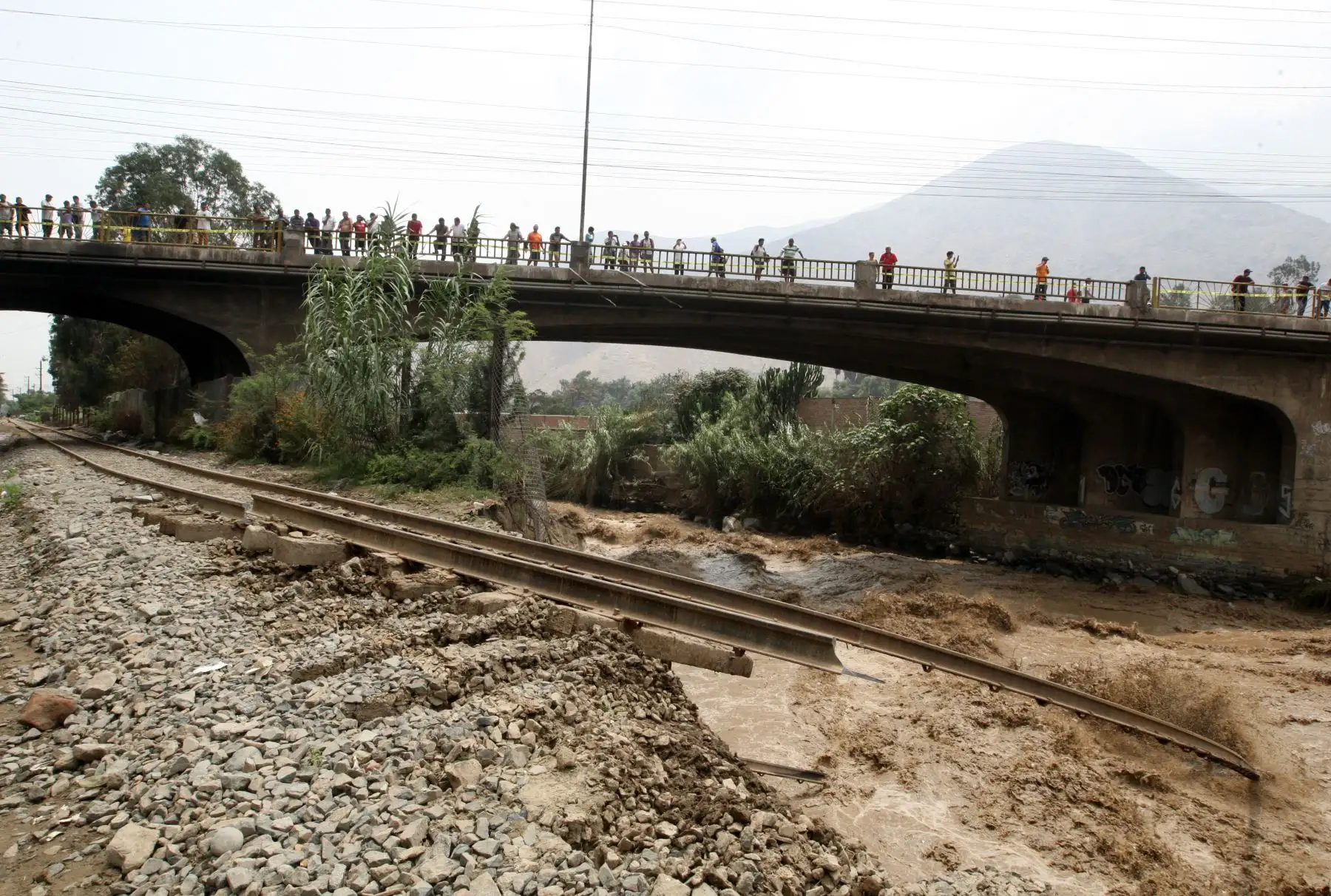 LIMA PERÚ, MARZO 17. Colapsa rieles del tren y Club Chaclascan, ademas peligra estructura de Puente Los Angeles en Chosica.  Foto: ANDINA/Melina Mejía
