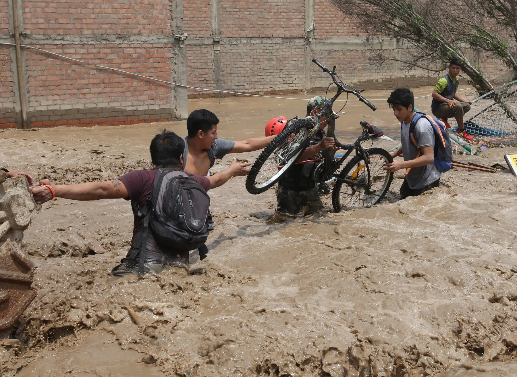 LIMA, PERÚ - MARZO 17. Pobladores de Carapongo afectados por el desborde del Río Rímac.

Foto: ANDINA/Juan Carlos Guzmán Negrini.