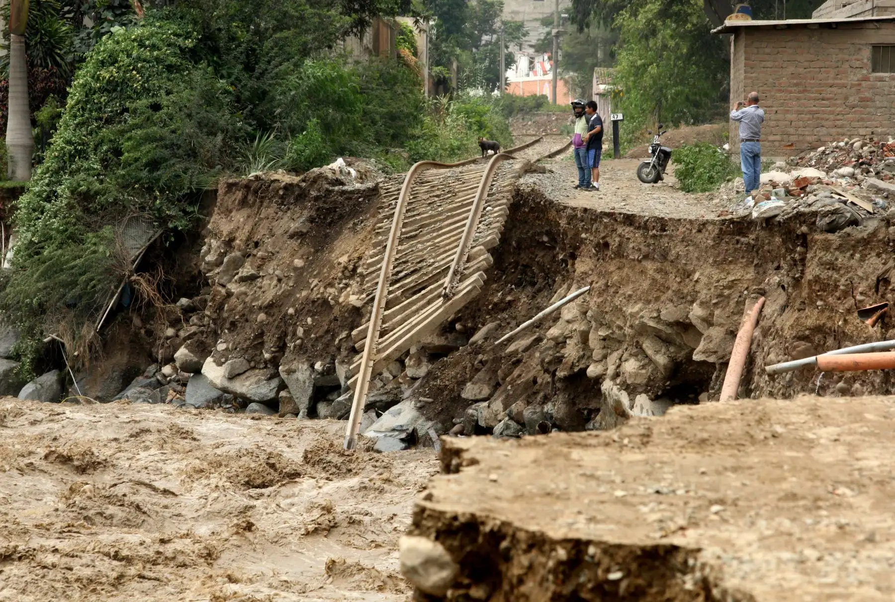 LIMA PERÚ, MARZO 17. Colapsa rieles del tren y Club Chaclascan, ademas peligra estructura de Puente Los Angeles en Chosica.  Foto: ANDINA/Melina Mejía