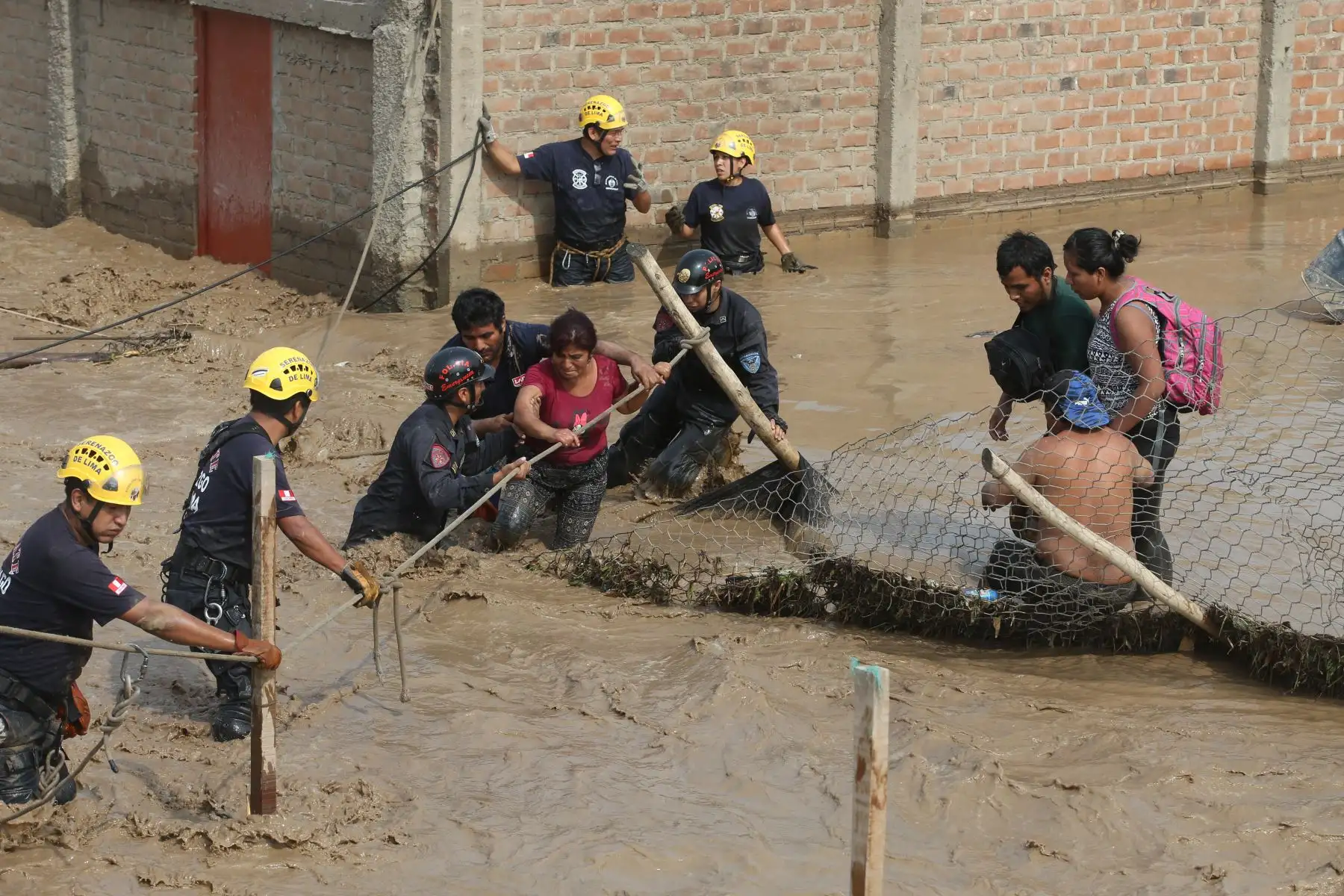 LIMA, PERÚ - MARZO 17. Pobladores de Carapongo afectados por el desborde del Río Rímac.

Foto: ANDINA/Juan Carlos Guzmán Negrini.