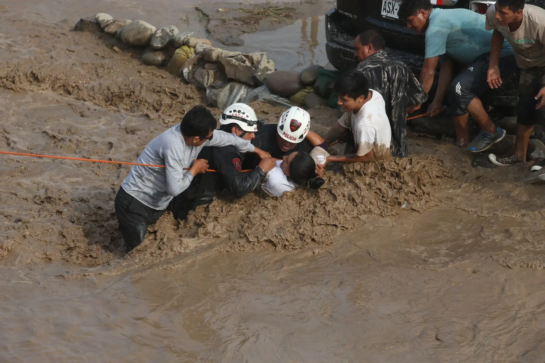 LIMA, PERÚ - MARZO 17. Policía Nacional y el Serenazgo de Lima realizan labores de rescate en la zona de Carapongo ante el desborde del Río Rímac.

Foto:ANDINA/Juan Carlos Guzmán Negrini.