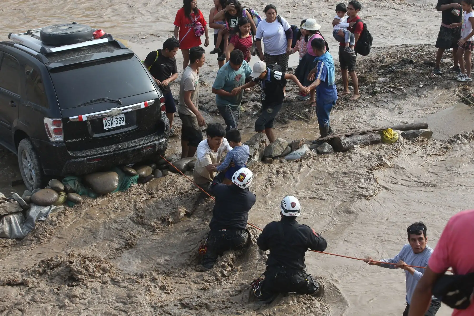 LIMA, PERÚ - MARZO 17. Policía Nacional y el Serenazgo de Lima realizan labores de rescate en la zona de Carapongo ante el desborde del Río Rímac.

Foto:ANDINA/Juan Carlos Guzmán Negrini.