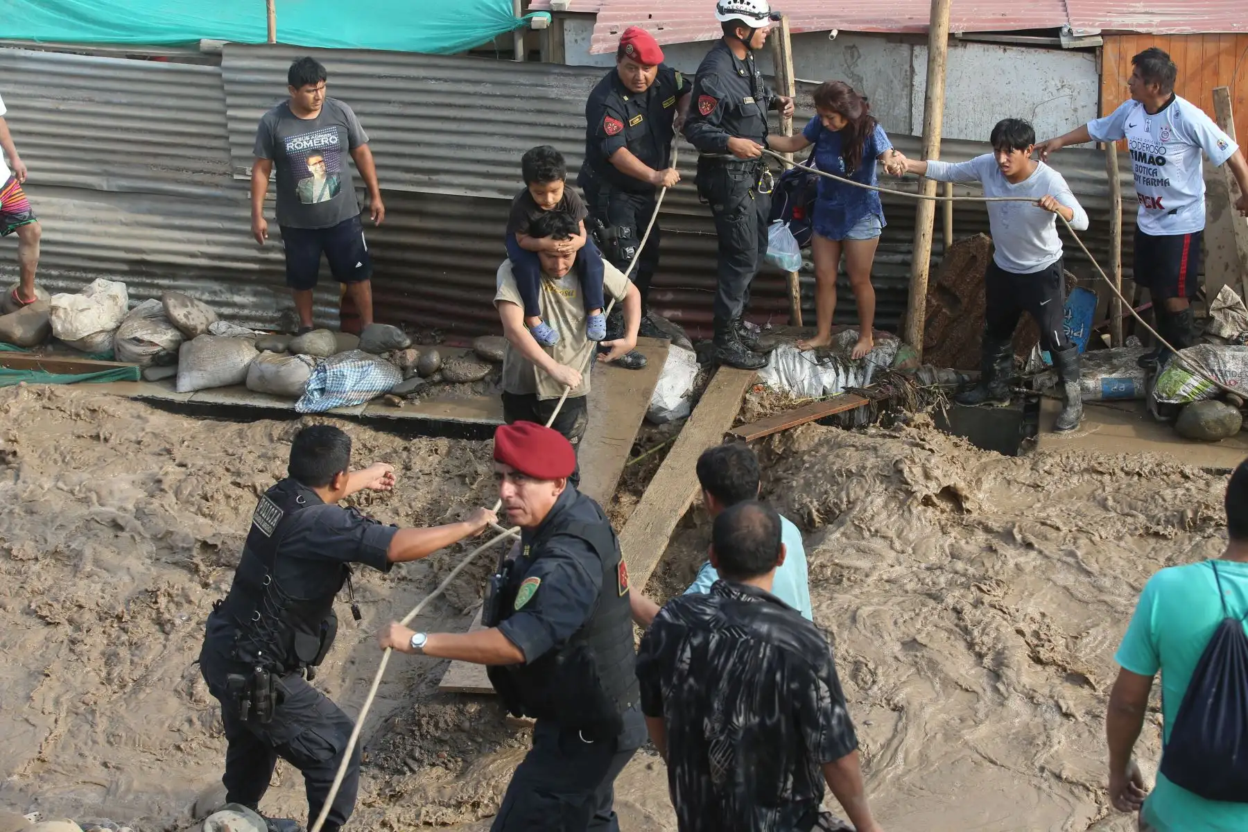 LIMA, PERÚ - MARZO 17. Policía Nacional y el Serenazgo de Lima realizan labores de rescate en la zona de Carapongo ante el desborde del Río Rímac.

Foto:ANDINA/Juan Carlos Guzmán Negrini.