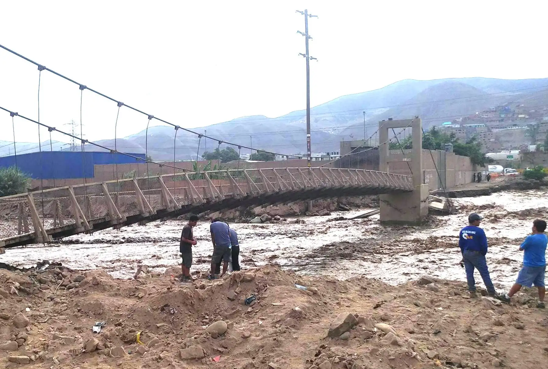LIMA PERÚ, MARZO 17. Crecida del rio Chillón pone en peligro estructura de Puente Tambo  en Carabayllo.  Foto: ANDINA/ Hector Vinces.
