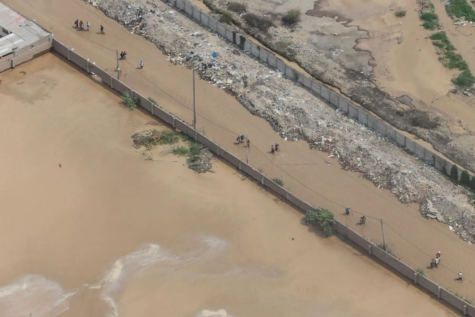 El desborde del río Rímac generó fuertes daños en diversas localidades de los distritos de San Juan de Lurigancho, y Lurigancho-Huachipa.Foto: ANDINA/ Carlos Lezama