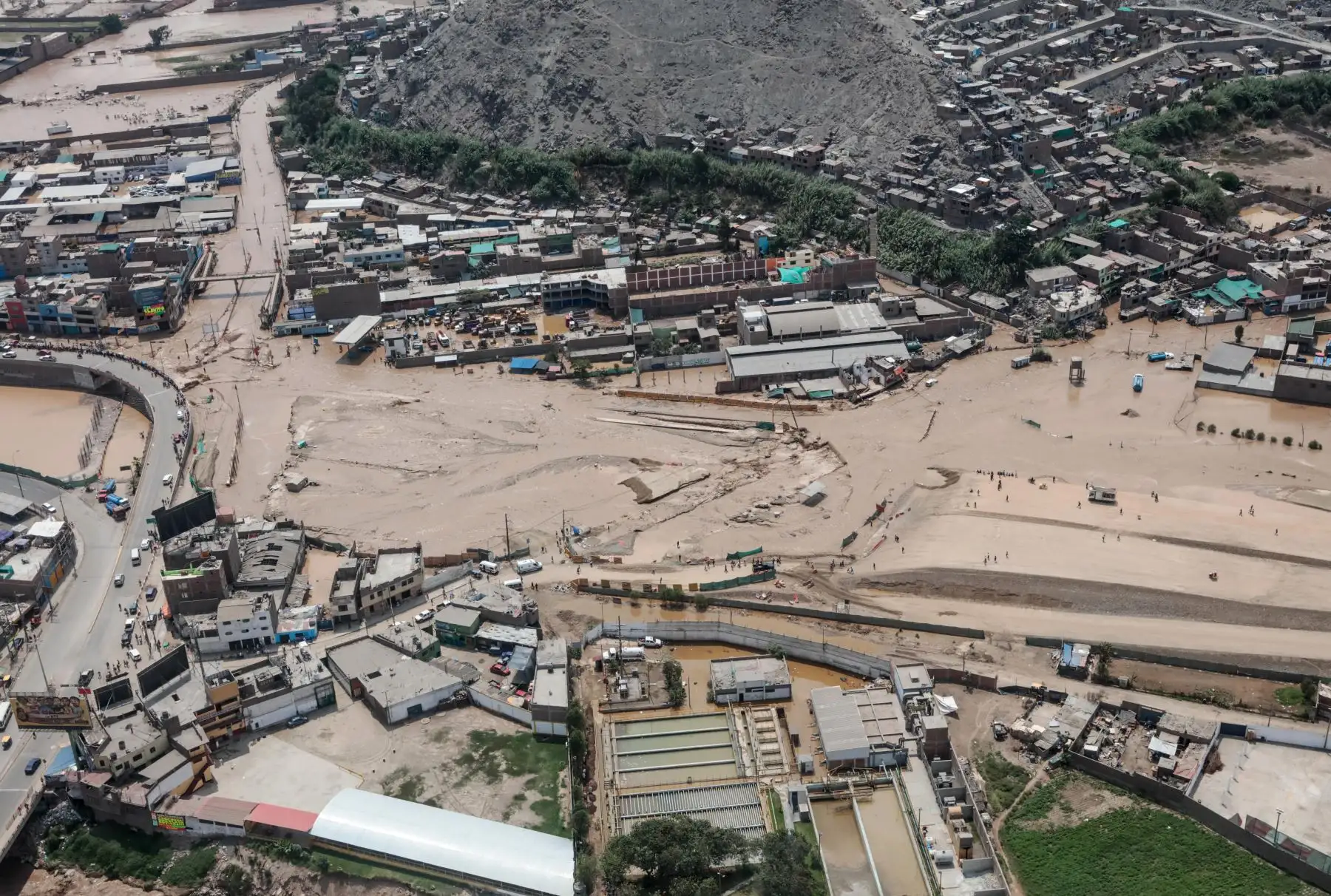 El desborde del río Rímac generó fuertes daños en diversas localidades de los distritos de San Juan de Lurigancho y Lurigancho-Chosica. Foto: ANDINA/Carlos Lezama.