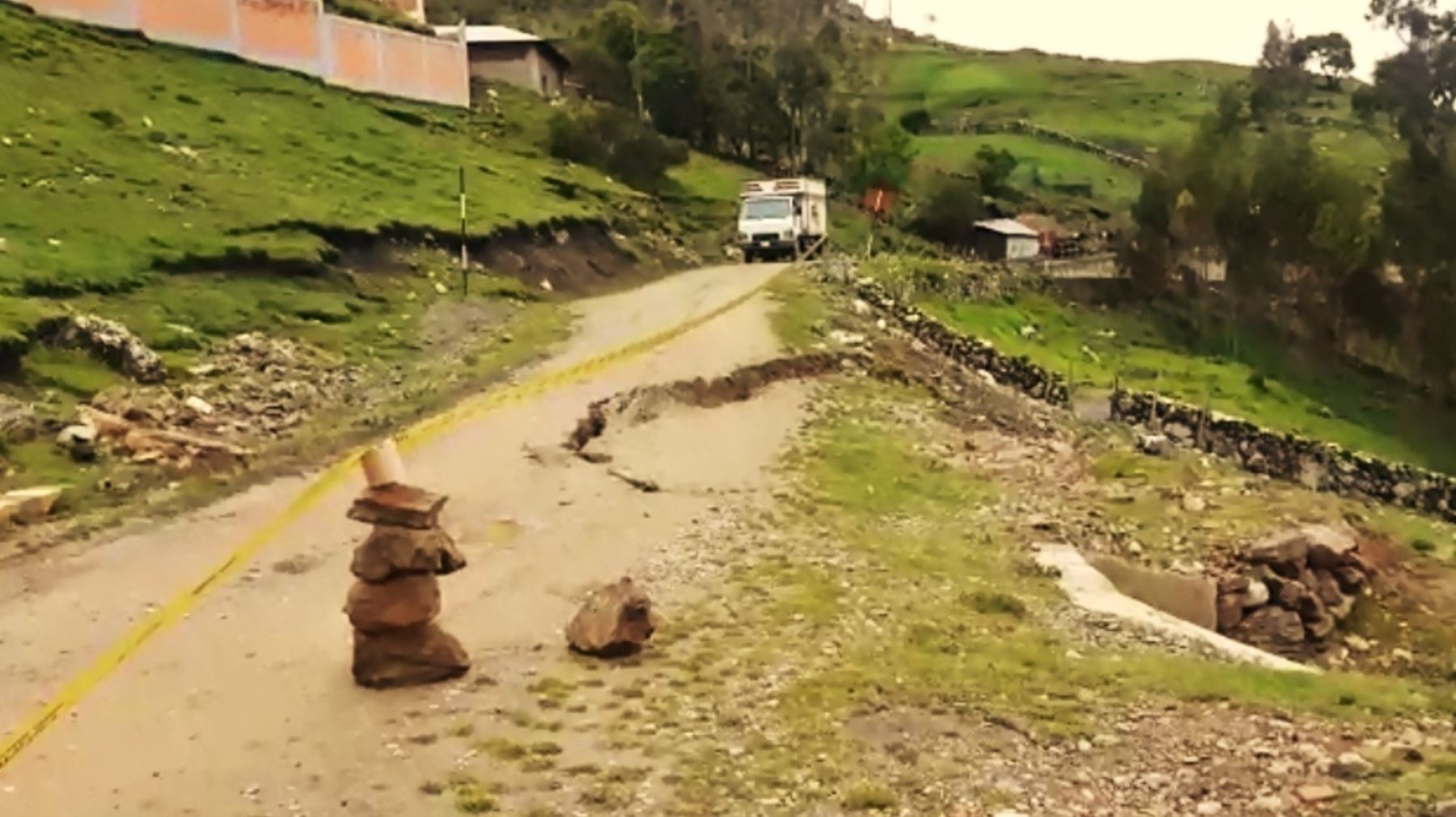 dañsdo tramo Ticlacayán – Tomaconga, une las comunidades de Huamanmarca, Chiric y Sunec.
