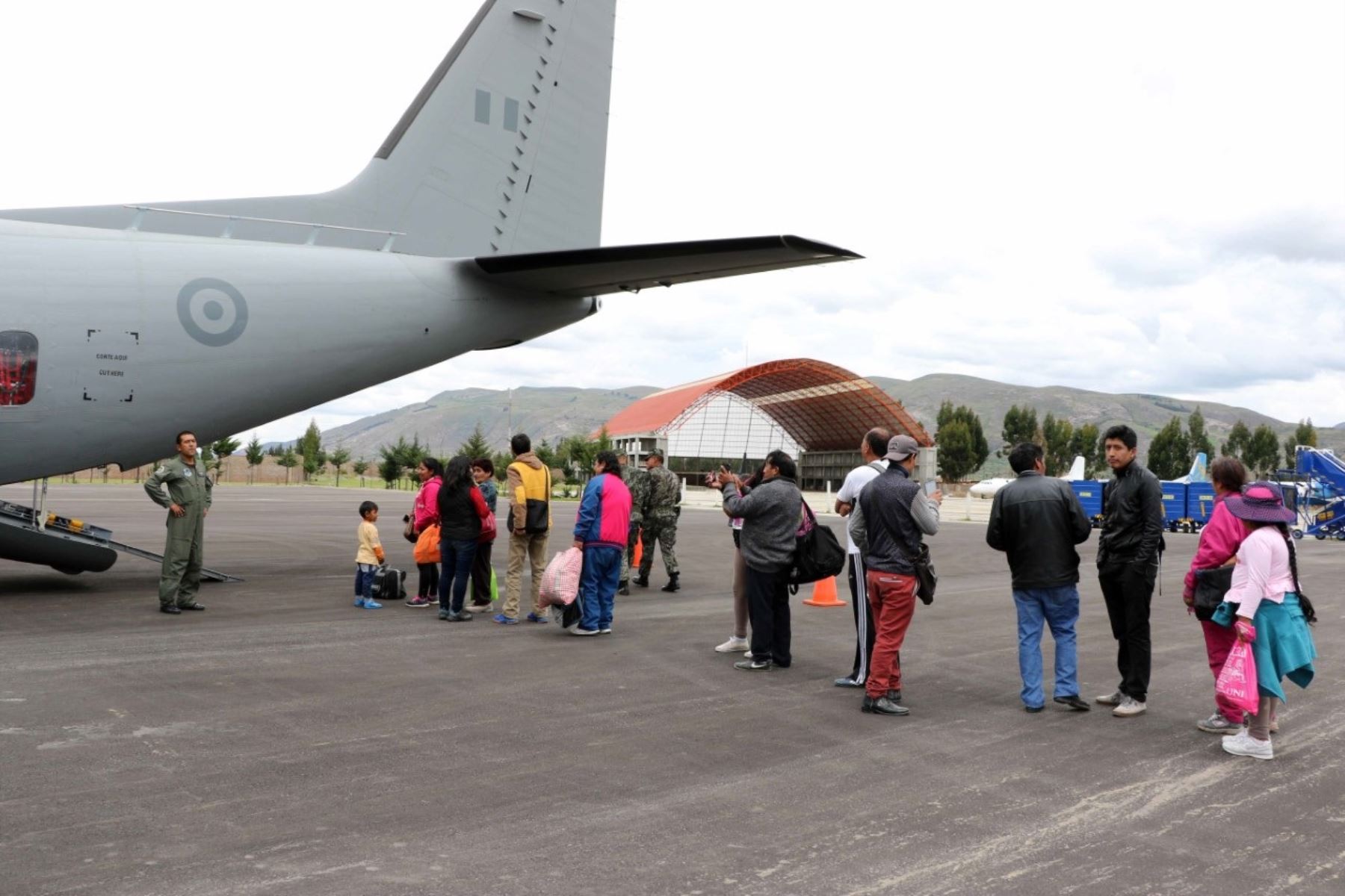 La Fuerza Aérea del Perú (FAP) trasladó hasta el momento a más de 1,400 personas en el puente aéreo entre Chiclayo, Piura, Trujillo y Lima, instaurado en la víspera para ayudar a las personas de esas regiones donde las carreteras resultaron afectadas por las torrenciales lluvias.
