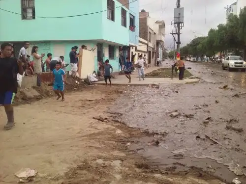 Quebrada San Idelfonso se desborda en Trujillo.
