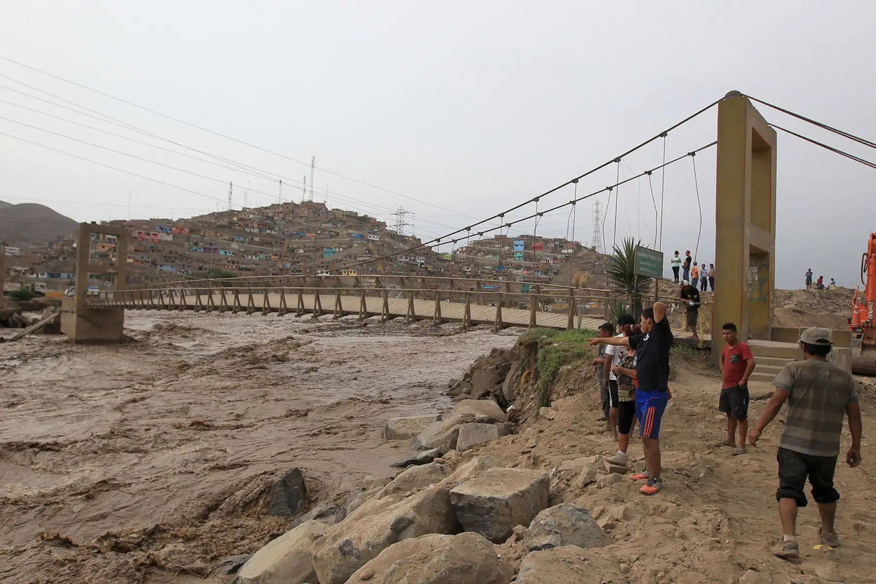 LIMA,PERÚ.MARZO 17.Alcalde de Comas Miguel Saldaña,acompañado de alcaldes de los Olivos,de Puente Piedra y Carabayllo,declaran ante inminente colapso del Puente "El Tambo en el Rio Chillon".Foto:ANDINA/Héctor Vinces.