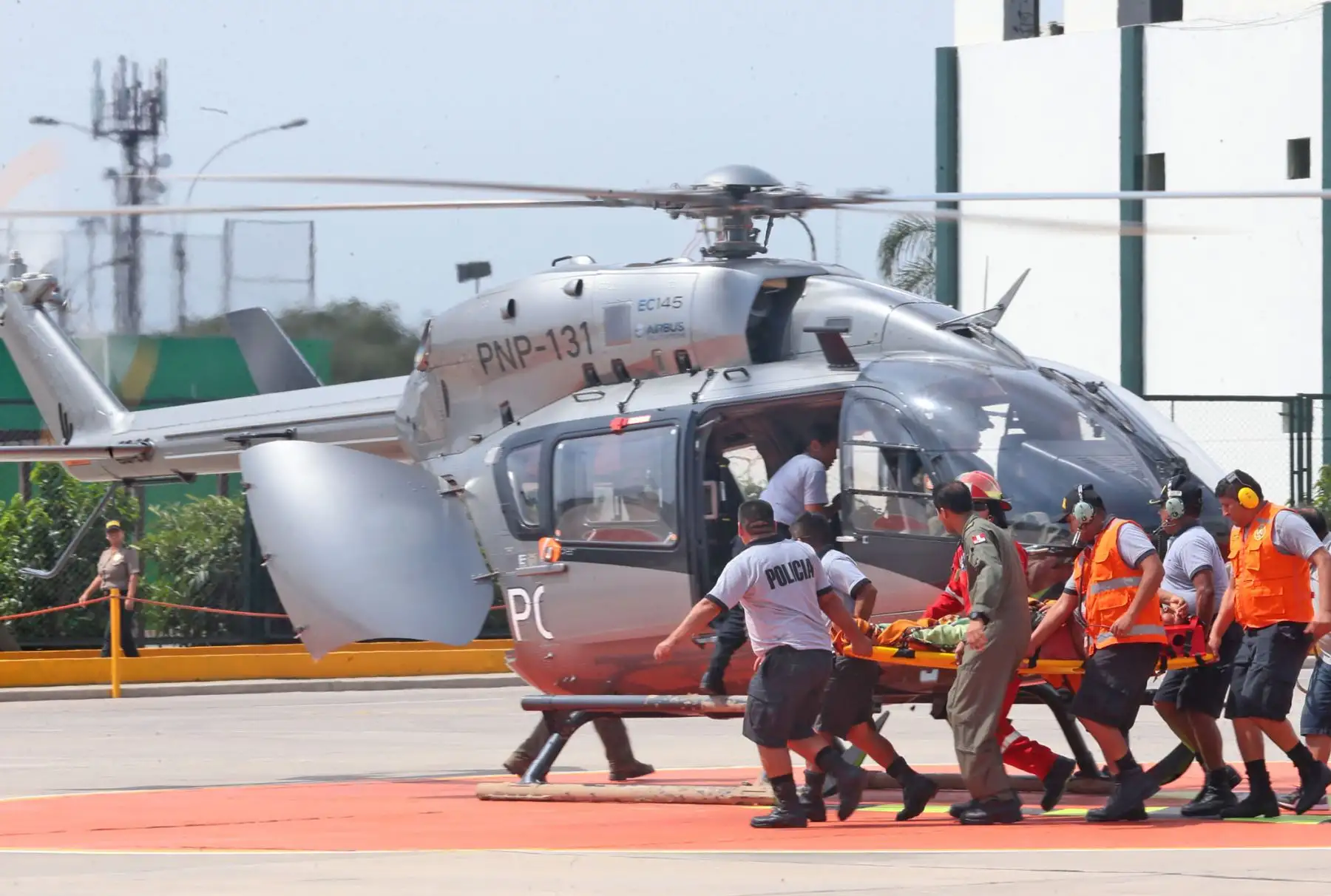 Más de 8,000 efectivos de la Policía Nacional trabajan en Lima para ayudar a los damnificados y atender las emergencias frente a los desbordes de ríos e inundaciones provocadas por las lluvias y los huaicos en diversas zonas de la capital. Foto: ANDINA/ Carlos Lezama